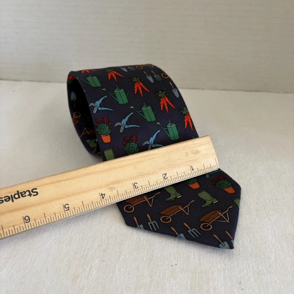 Magnificent Mouchoirs Mens Silk Tie Navy Garden Novelty Watering Can‎ Carrots